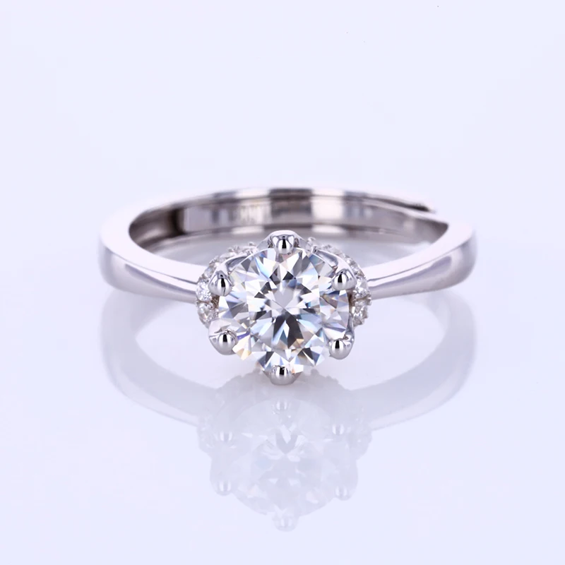 

Кольцо женское из серебра 925 пробы с муассанитом