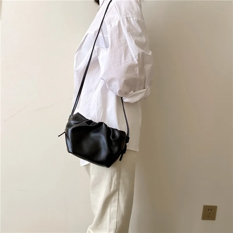 

Новинка 2020, модная женская сумочка из искусственной кожи, Высококачественная сумка-клатч из толстой металлической цепочки в форме облака, ж...