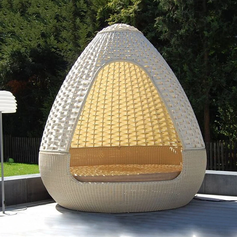 Ротанговый диван лежащий на улице балкон вилла уличные стулья из ротанга