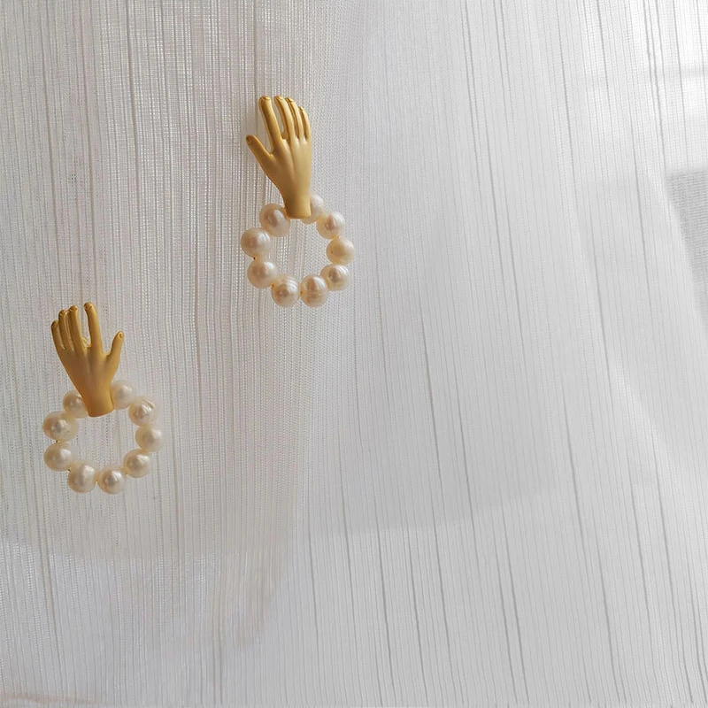 

Peri'sBox Matte Gold Small Hand Pearl Earrings Natural Freshwater Pearl Earrings for Women Vintage Drop Earrings 2020 Jewelry