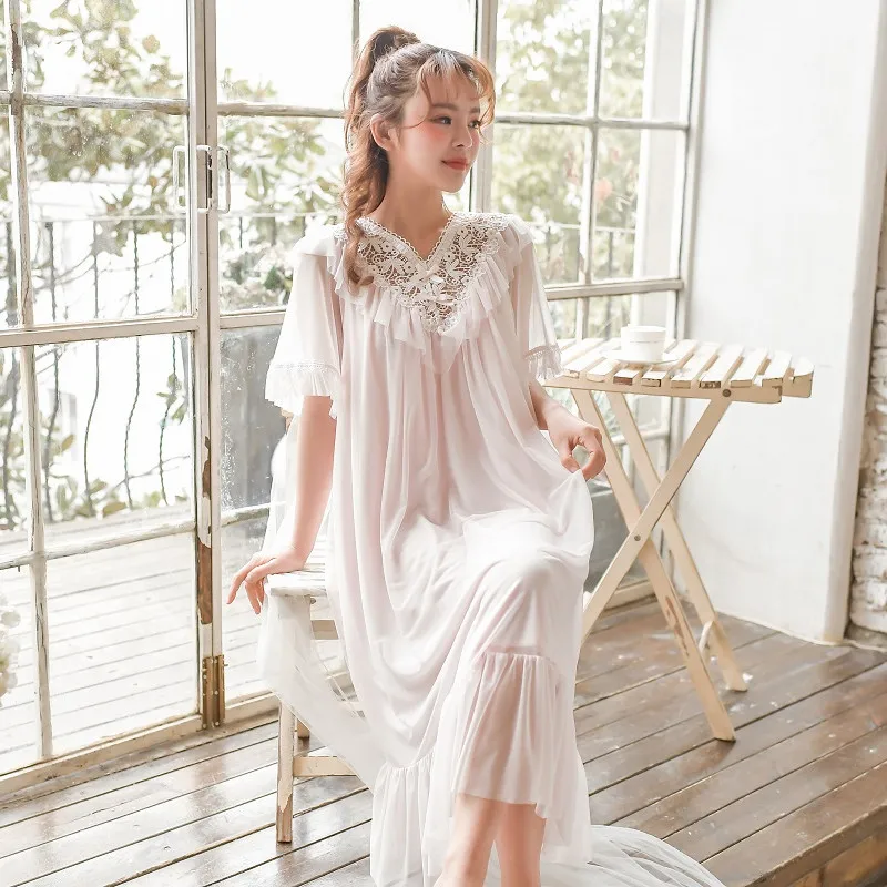 Женская длинная ночная рубашка летняя белая кружевная с v-образным вырезом и