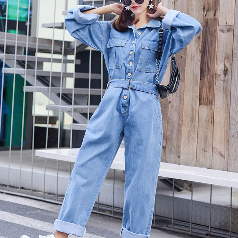 Женский джинсовый комбинезон с карманами свободный поясом и длинным рукавом 4