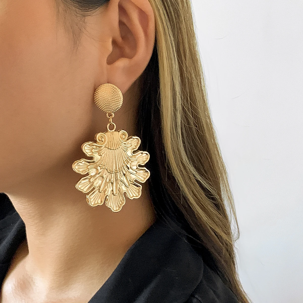 

Salircon 2021 New Bohemian Earrings For Women Elegant Vintage Charm Gold Silver Hollow Drop Earrings Female Jewelry Party Gifts