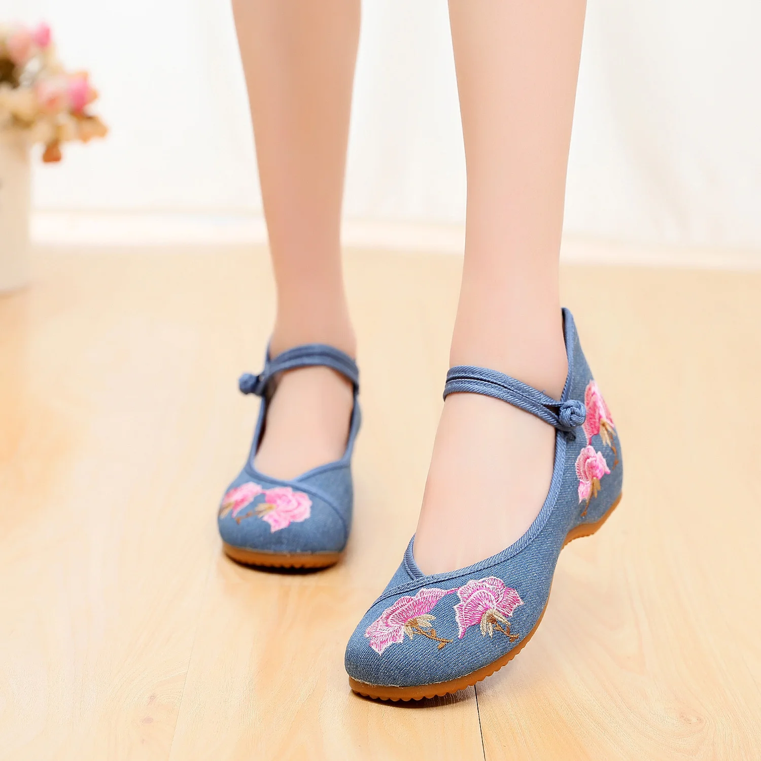 

Chinese Style Handmade Embroidered Cloth Shoes Women's Casual Flat Buckle Canvas Shoes