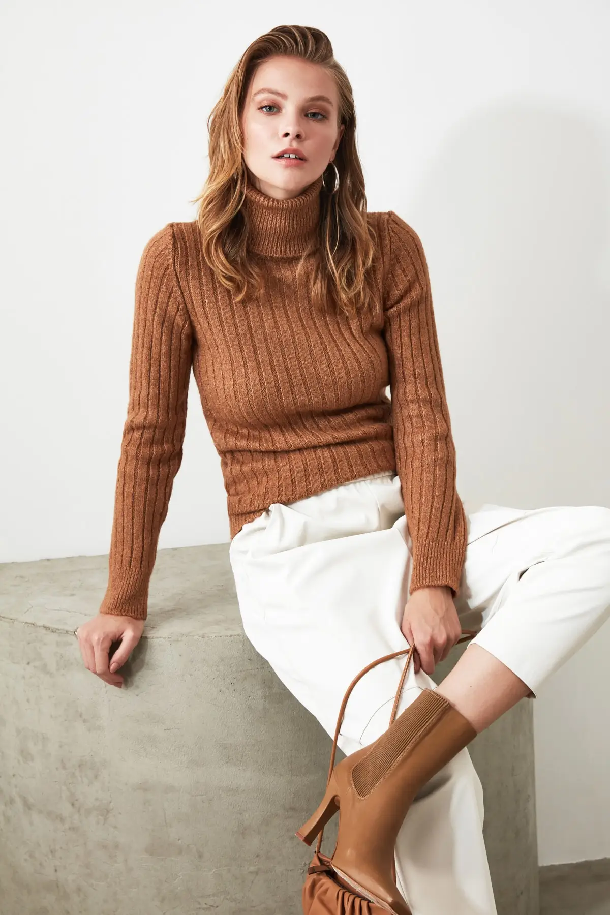 

Trendyol Raw White-Throated Ribbed Sweater TWOAW20FV0133