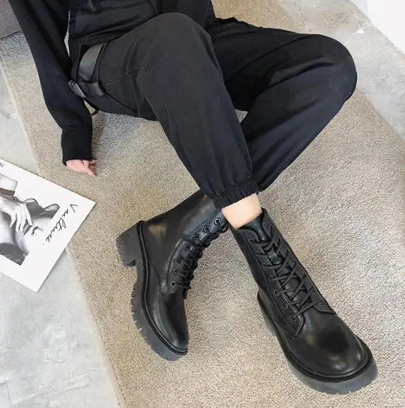 Черные короткие ботинки на высоком каблуке женские осенне зимние мотоциклетные