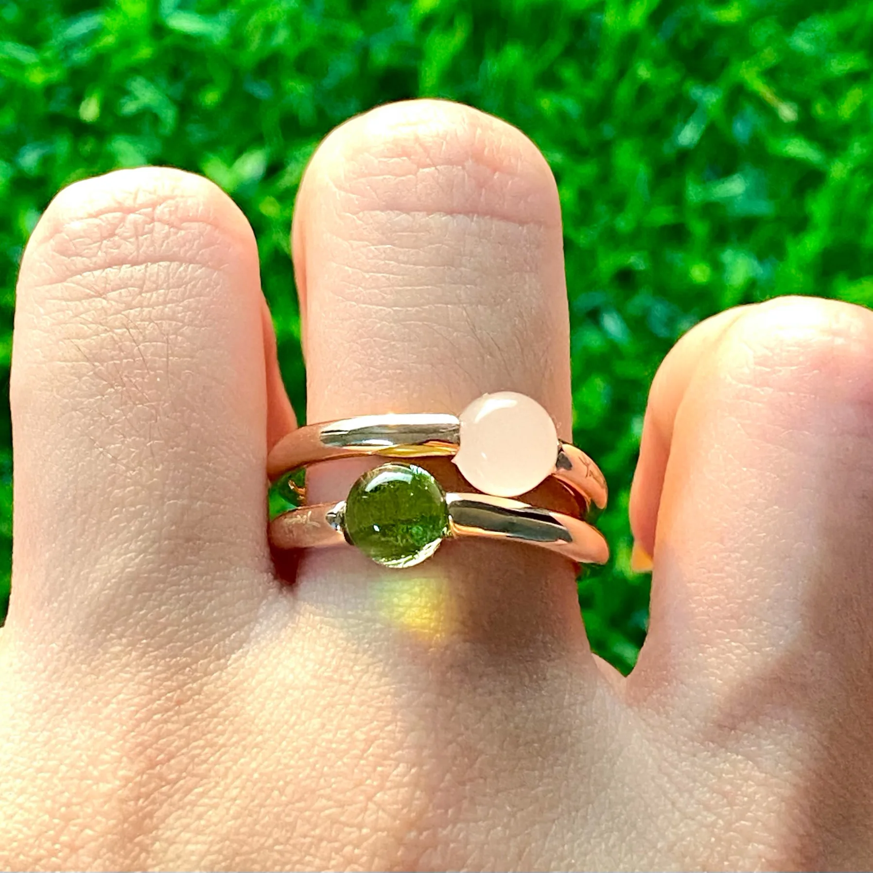 И простое кольцо с покрытием из розового золота круглым кристаллом гранатом и