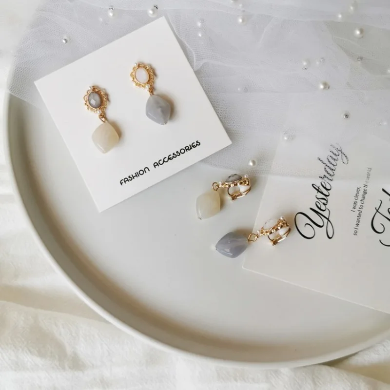 Простые нежные полимерные серьги-клипсы во французском стиле с подвесками