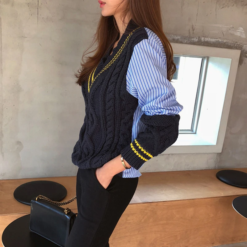 Женский трикотажный пуловер TWOTWINSTYLE разноцветный Повседневный с v-образным