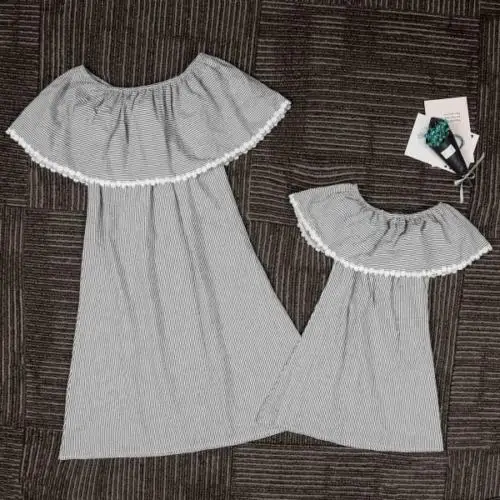 Новинка летнее платье для мамы и дочки черно-белое в полоску с оборками открытыми