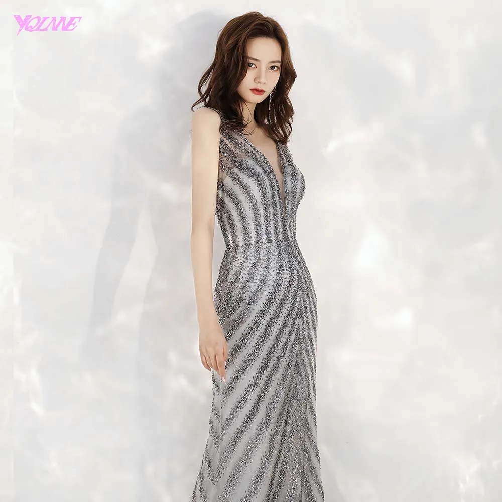 Элегантное серое длинное вечернее платье русалки с v-образным вырезом расшитые