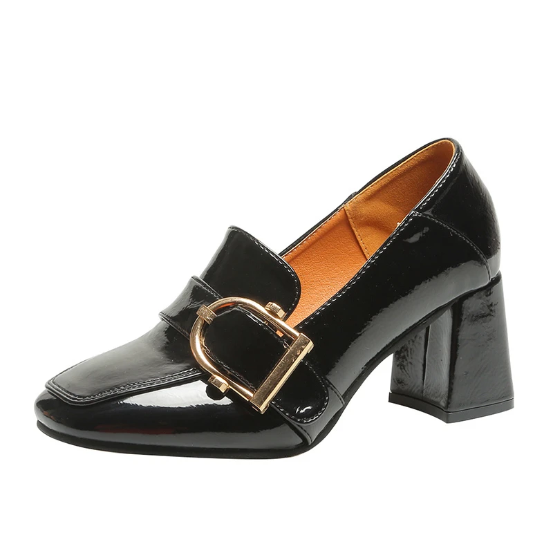 Выразительные Яркие кожаные туфли на высоком толстом каблуке с металлической