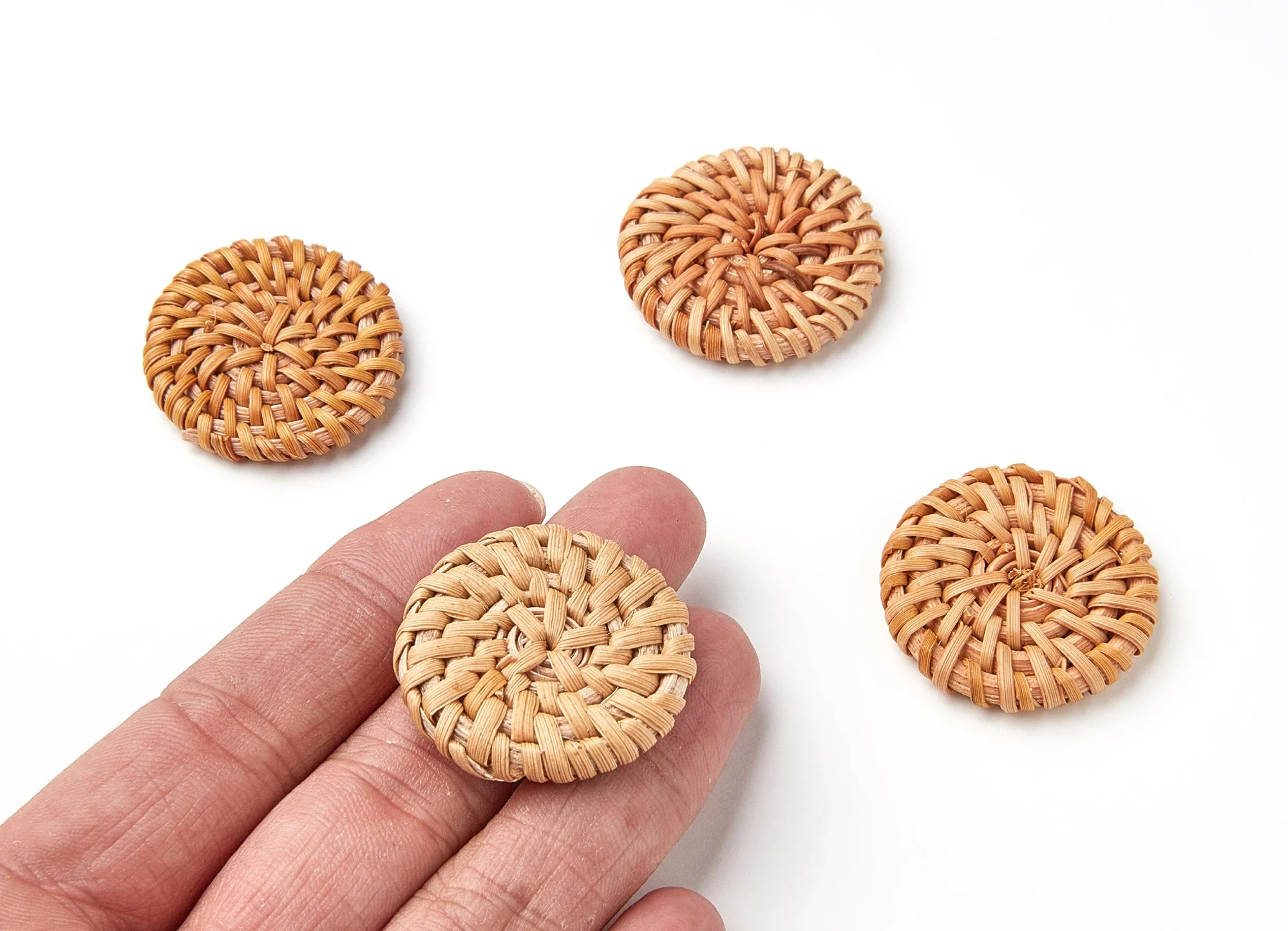 

Handwoven Rattan Earrings - Round Shaped Rattan Pendant - Wooden Straw Earring - 2pcs/lot - 29.88x29.88x4.8mm - RT1049