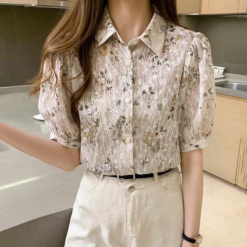 Женская рубашка с коротким рукавом вышитая в дворцовом стиле цветочным принтом