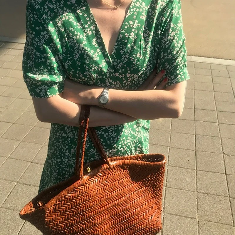 Женское платье с цветочным принтом зеленое средней длины V образным вырезом и