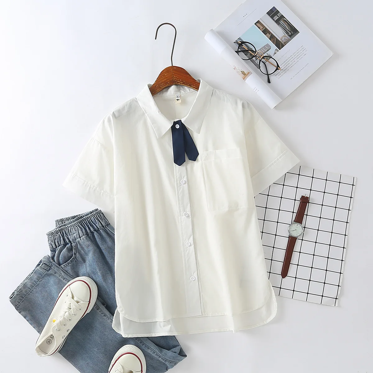 

Женские летние рубашки в консервативном стиле с отложным воротником и бантом, свободные белые Блузы с коротким рукавом, простые Блузы для с...