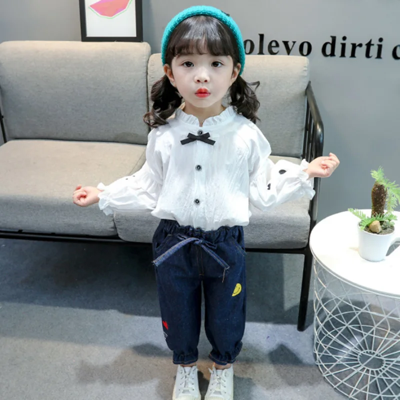 Костюм женский демисезонный из двух предметов с кукольным воротником и джинсов |