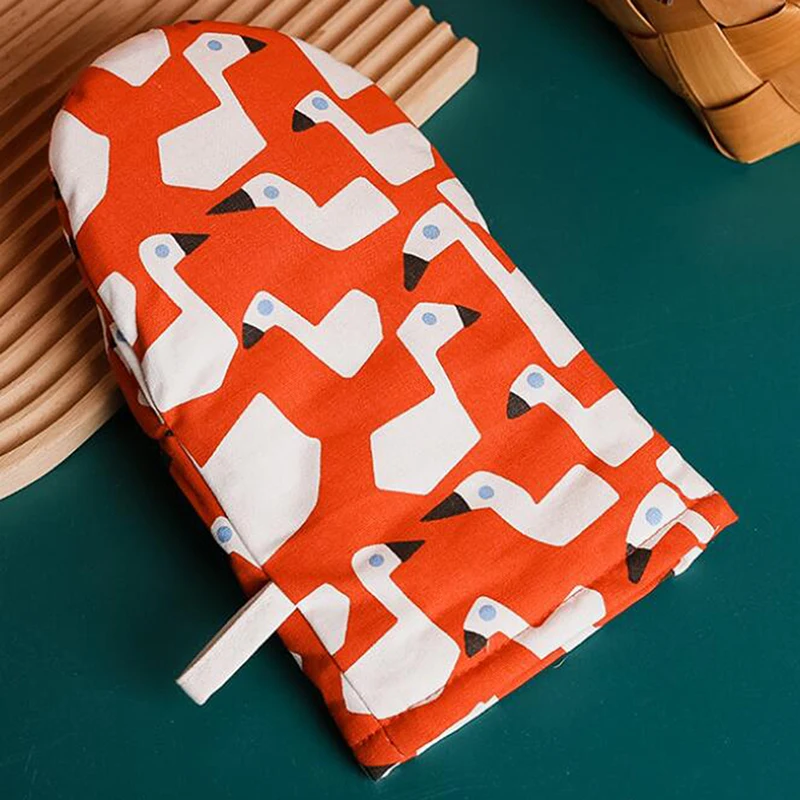 

1Pcs Mitten Microwave Oven Gloves Cotton Insulated Baking Heat Resistant Gloves Oven Mitts Terylene Non-slip Cute Kitchen Tool