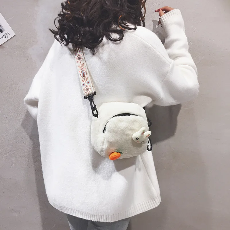 Женская сумка-мессенджер на плечо новинка 2020 осенняя и зимняя меховая маленькая