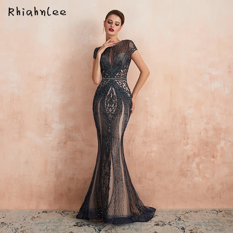 Женское вечернее платье украшенное стразами с вырезом на шее | Свадьбы и