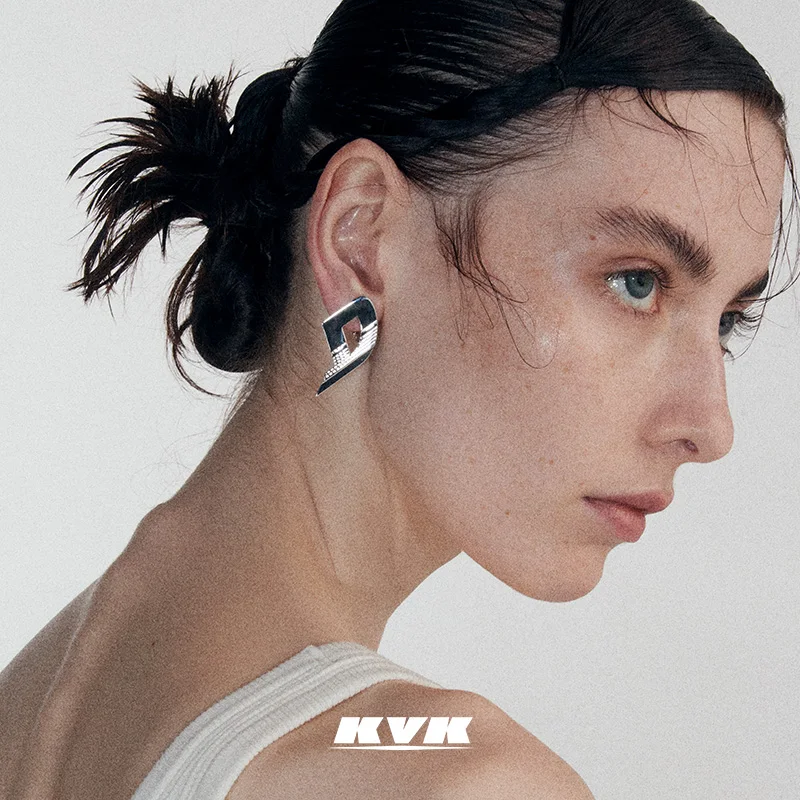 KVK нишевые дизайнерские усовершенствованные серьги с буквами-трубами 2021 Новые простые серьги-клипсы для проколотых ушей