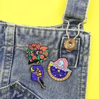 Эмалированная брошь с изображением голубой планеты, летающей в ночное небо, космоса, Вселенной, на лацкан, звезд, Луны, дайвера, цветка, Женский значок