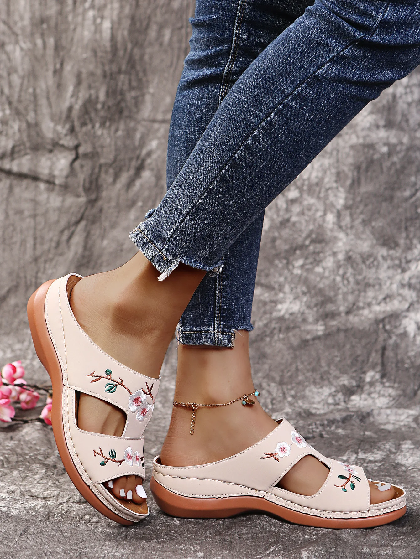 

Low Fretwork Heels Slippers Women Summer Flower Big Size Shoes Pantofle Slides On A Wedge 2021 Rubber Basic Floral Rome PU Scand