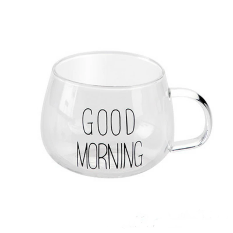 Красивые стеклянные стаканы для завтрака и пары кружки капучино латте кофе чая