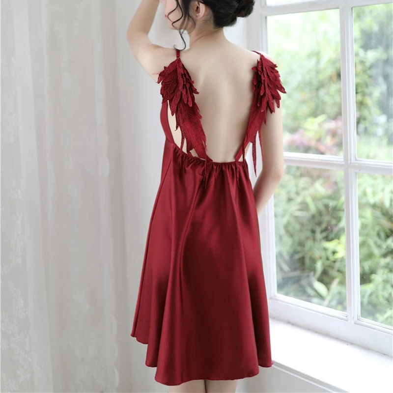 Женское нижнее белье шелковое с открытой спиной и глубоким V-образным вырезом |