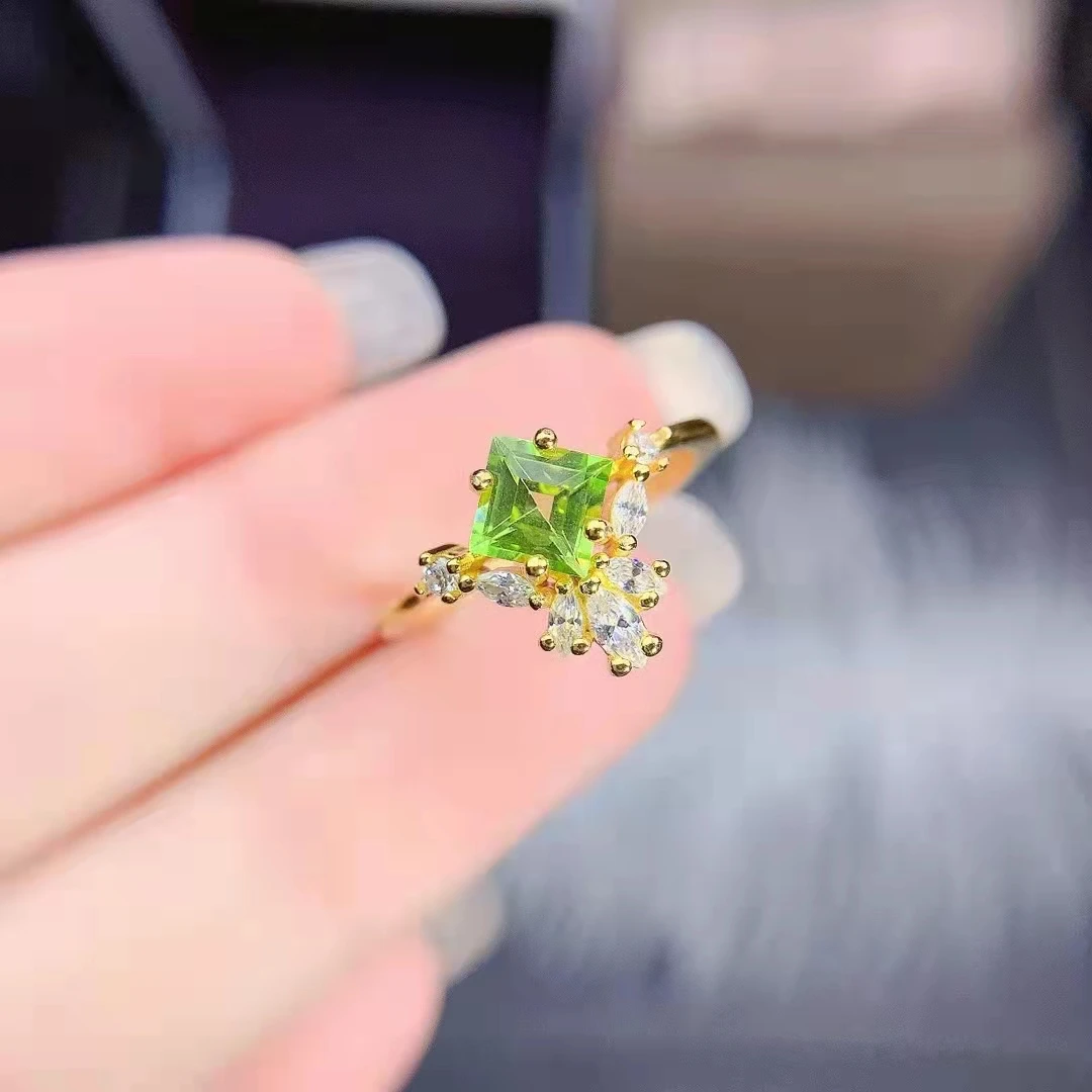 

Женское кольцо из серебра 925 пробы, с натуральным оливином