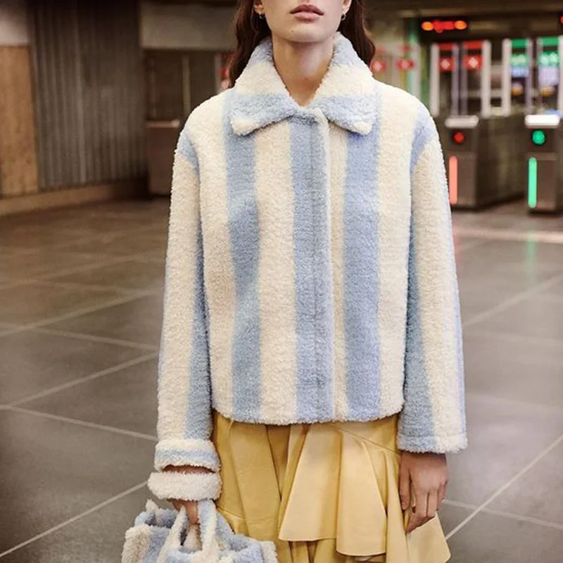 Куртка женская флисовая в полоску с отложным воротником и длинным рукавом |