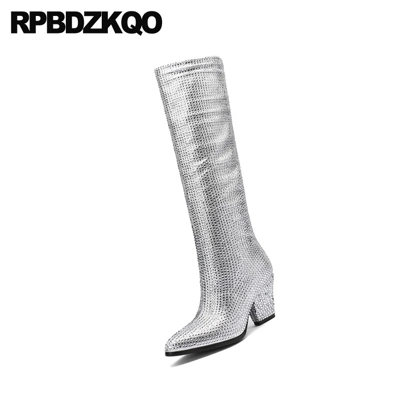 Женские сапоги до колена серебристые дизайнерские на высоком массивном каблуке с острым носком и