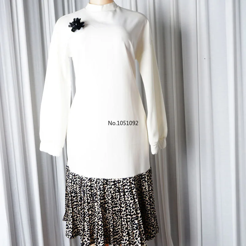 Повседневное белое платье с леопардовым принтом гусиная лапка Плиссированное