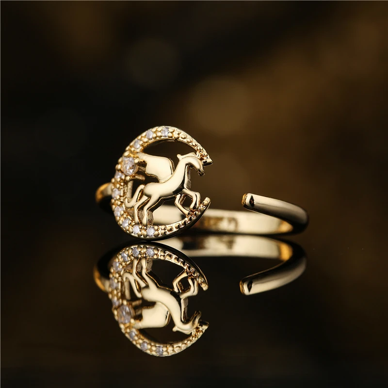 Женское Открытое кольцо с фианитом золотистое геометрическим рисунком Пегаса