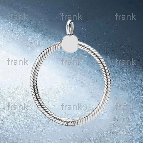 

Fashionable and versatile round stripe ring mouth Pendant