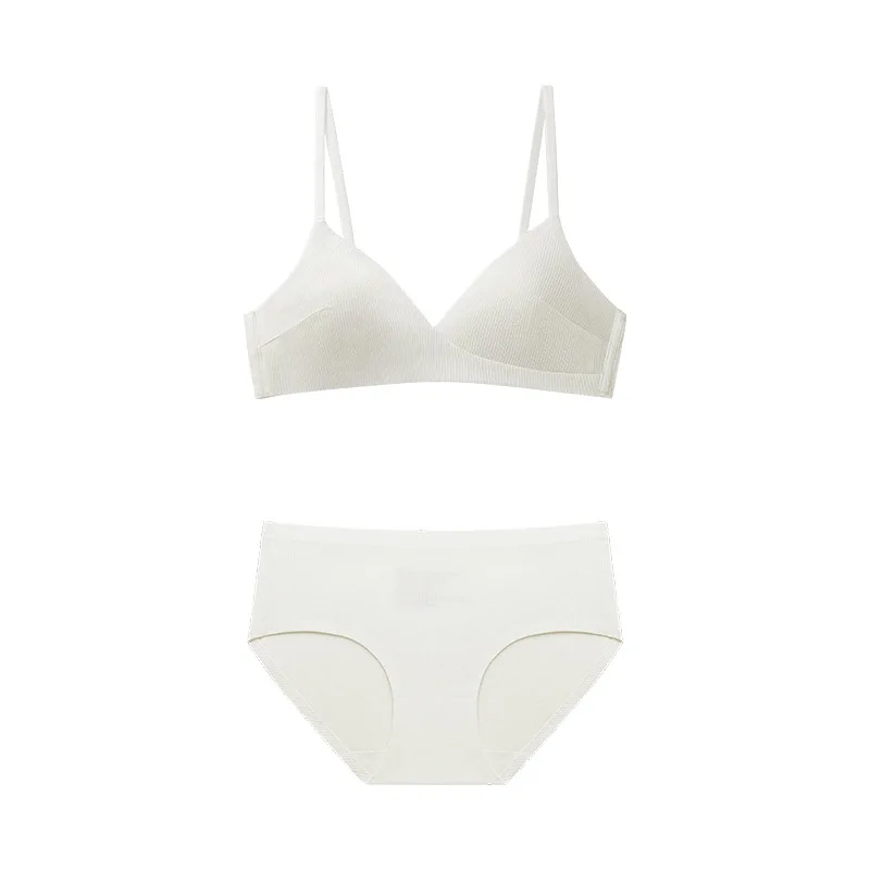 Комплект женского нижнего белья из бюстгальтера и трусиков с треугольной чашкой