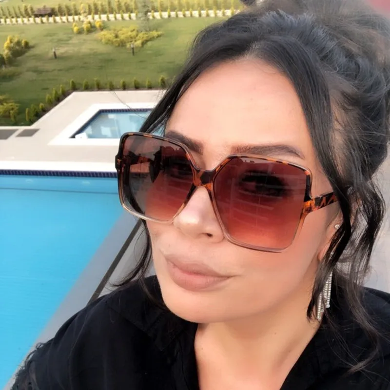 

Fashion Women Square Oversized Sunglasses Gradient Plastic Big Frame Sun Glasses Shades Coulos Luxury Brand Lentes De Sol Mujer
