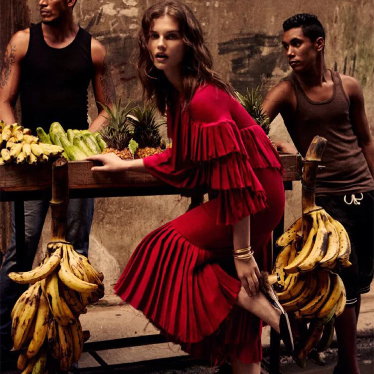 Женское дизайнерское подиумное платье элегантное шифоновое миди с оборками для