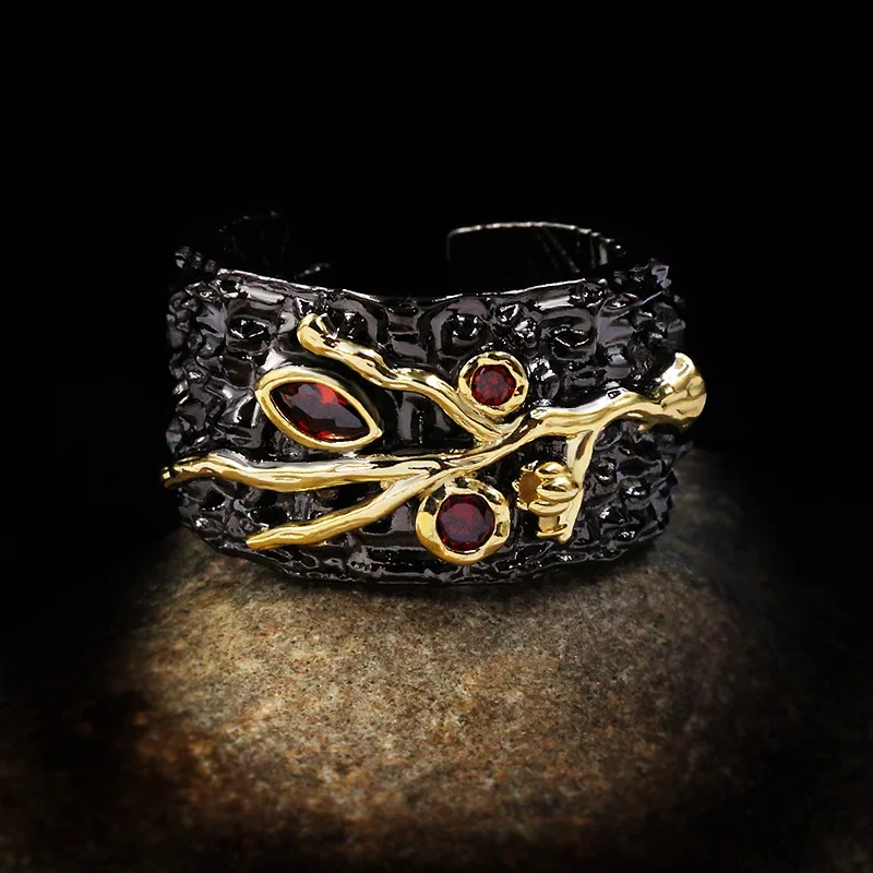 

New personality exquisite craftsmanship black gold woman ring retro hollow geometric crystal inlaid couple ring wholesale