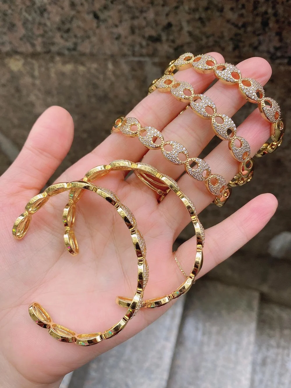 Браслет-манжета из латуни с микровставкой в виде кофейных зерен позолотой