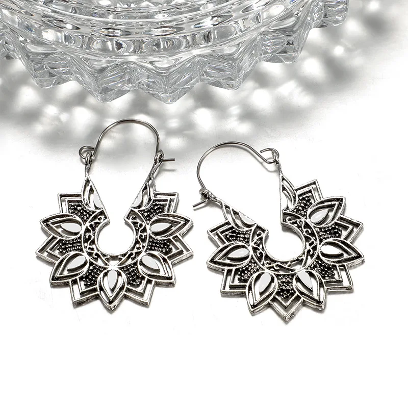 

Simple Retro Hollow Flower Metal Alloy Geometry Stud Earrings