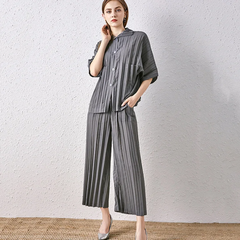 

Брючный костюм женский плиссированный, эластичный свободный комплект из двух предметов, однобортный Топ с отложным воротником и брюки, бол...