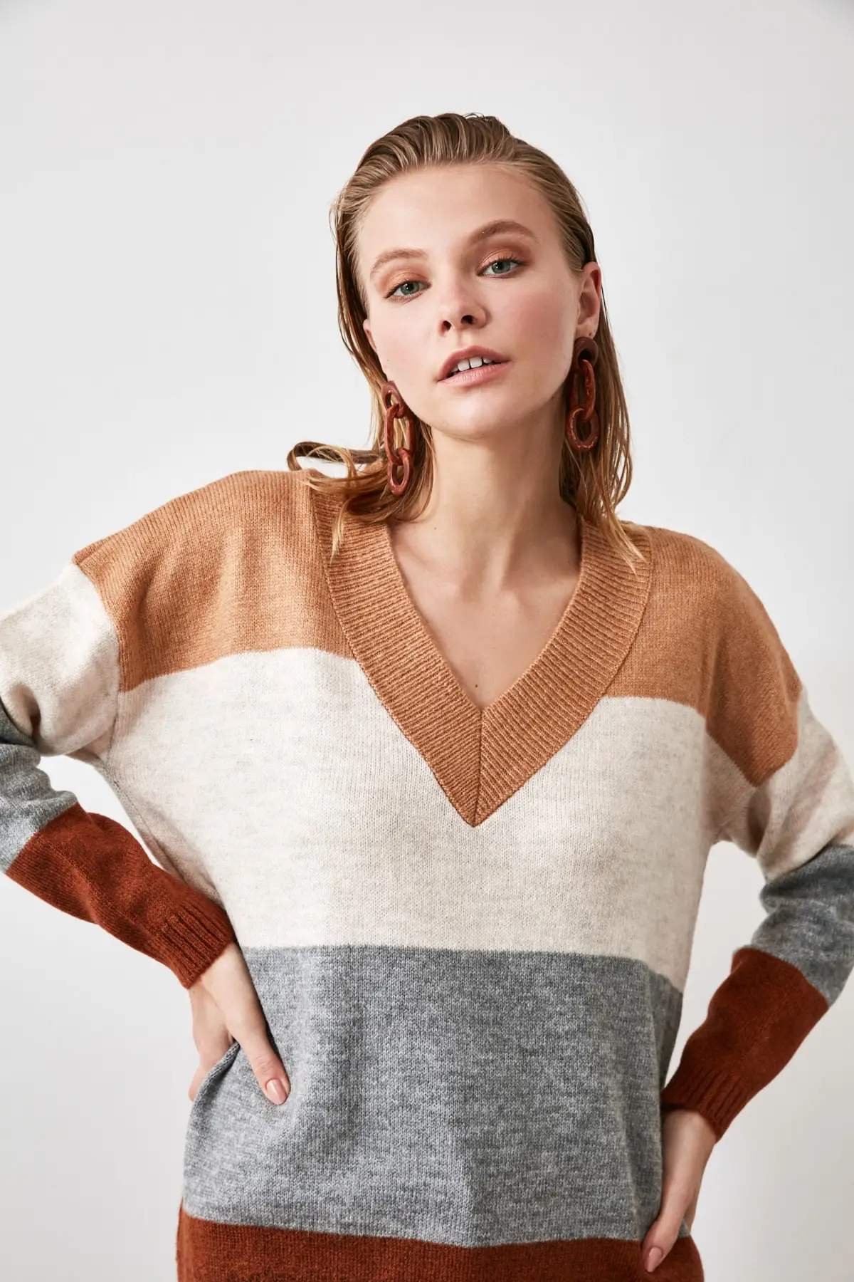 

Trendyol V Collar Color Block Knitwear Sweater TWOAW21KZ0646