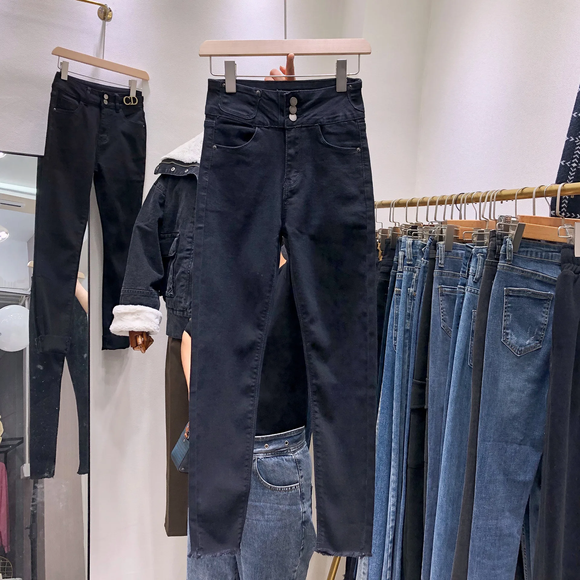 

2021 spring new women's clothing net red temperament version thin three row button high waist belly calf