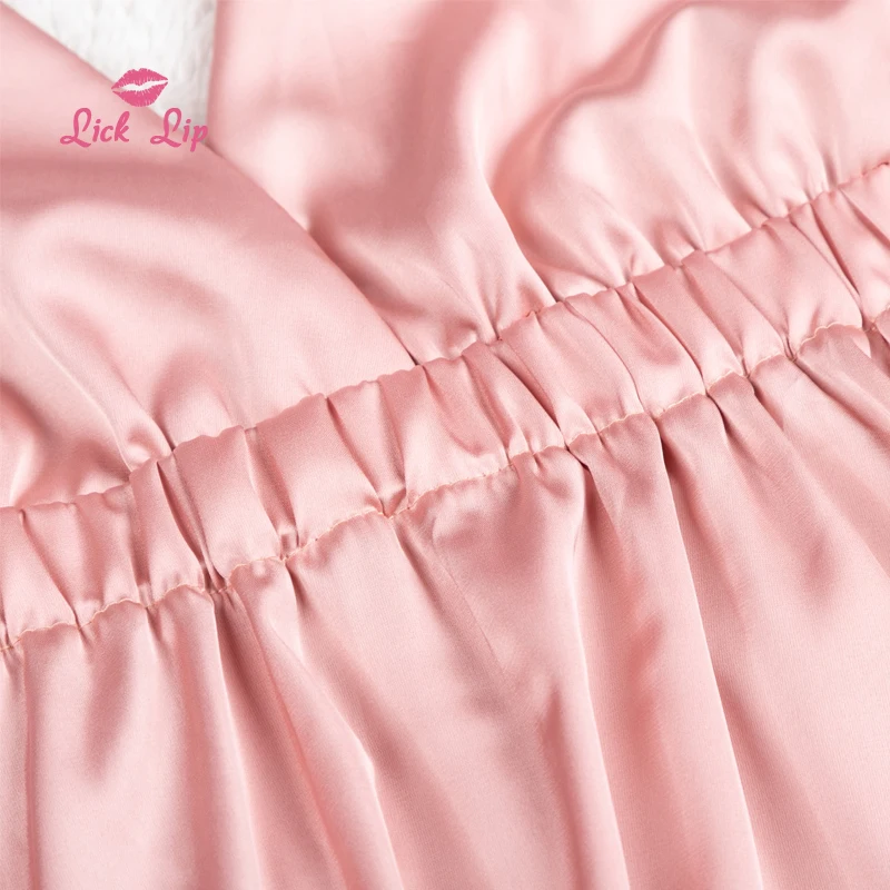 Женская шелковая ночная рубашка на бретельках с глубоким V-образным вырезом |