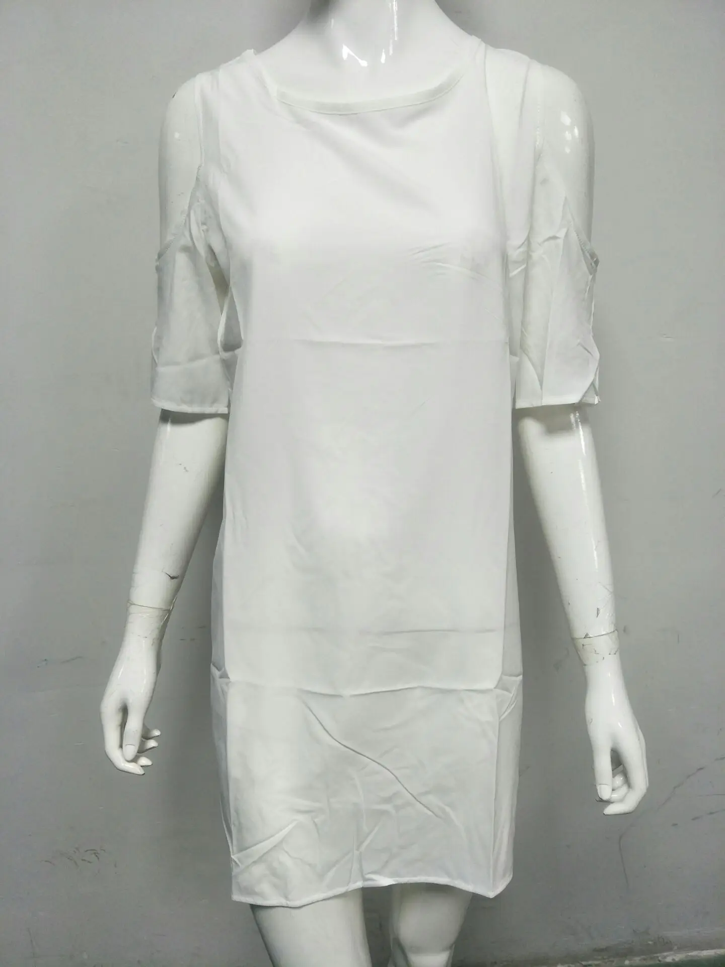 Платье-мини женское однотонное с круглым вырезом открытыми плечами и коротким