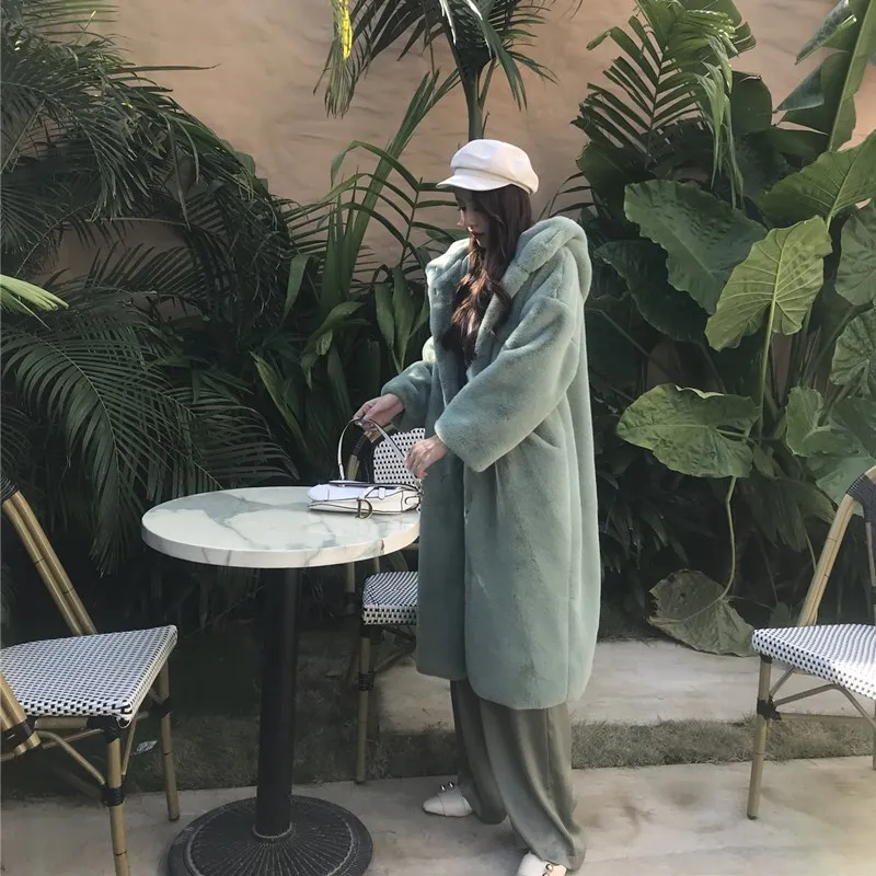 Пальто женское зимнее плюшевое средней длины с большими карманами и капюшоном