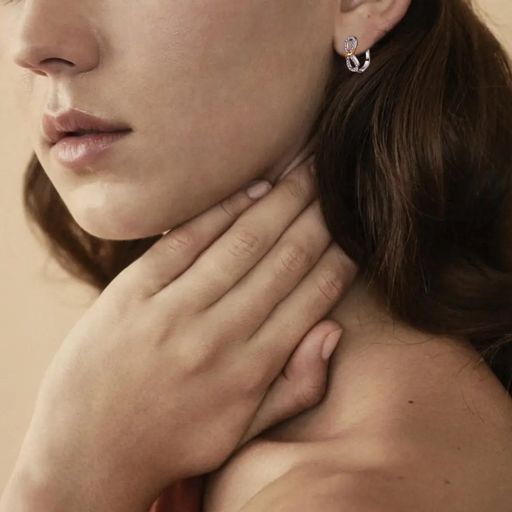 Серьги-гвоздики в виде знака бесконечности серебряные украшенные золотым