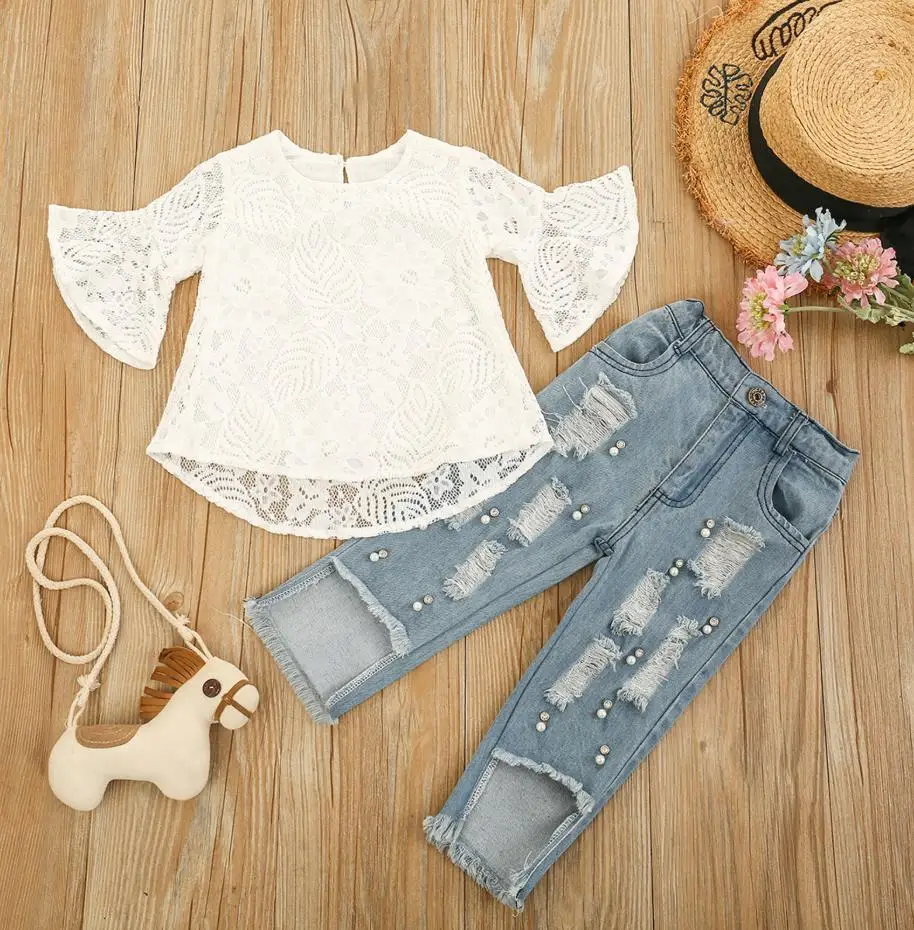 

Модный комплект одежды для девочек, кружевная рубашка с круглым вырезом, расклешенными рукавами и цветочными листьями, топы, рваные джинсы, ...