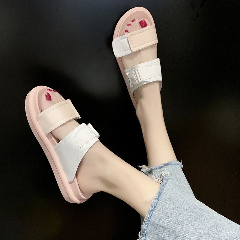 Летние веб знаменитости такая же как и модная держащая форму крутые женские